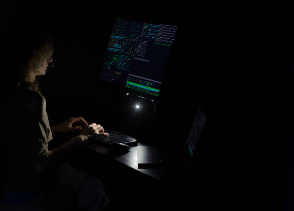 Κωδικοποίηση Hacker κατά τη νύχτα έννοια κυβερνοασφάλειας - Φωτογραφία, εικόνα