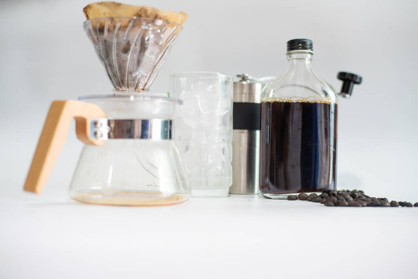 Arabica-Kaffeetropfen von Hand nach Hause trinken auf weißem Hintergrund - Foto, Bild