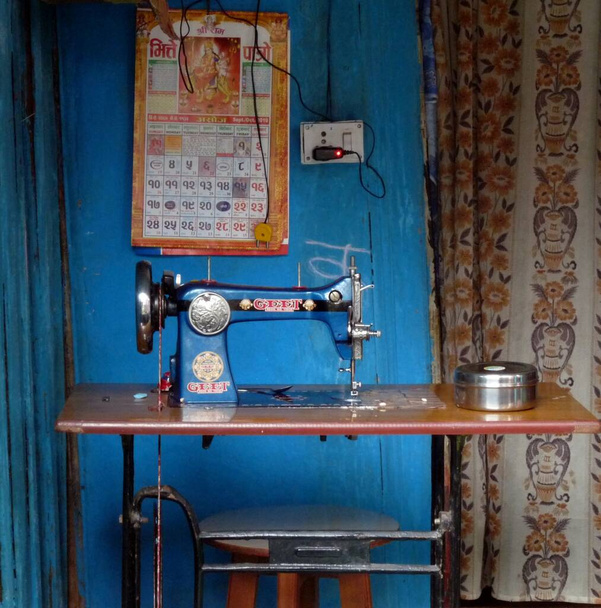 Máquina de costura antiquada contra fundo azul, Bandipur, Nepal. Foto de alta qualidade - Foto, Imagem