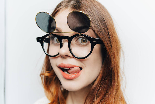 mujer bonita cara primer plano gafas de moda cosméticos aspecto atractivo - Foto, Imagen