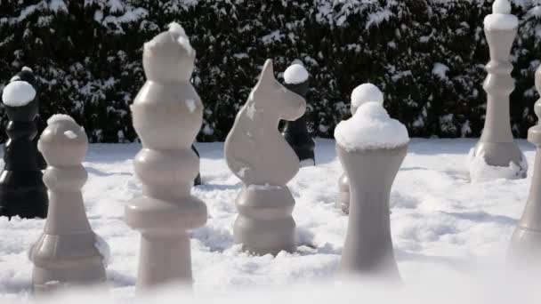 A hógolyó eltalálja a sakkfigurát. Kültéri játékok. Remek sakk. Játékok az elme. - Felvétel, videó