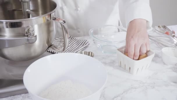 Askel kerrallaan. Sekoittaminen ainekset keittiö mikseri leipoa merenneito teema vanilja cupcakes. - Materiaali, video