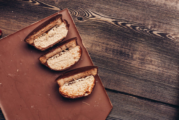 czekolada i ciasta na drewnianym stole tło obraz tekstury delikatny deser - Zdjęcie, obraz