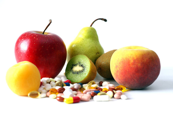Píldoras vitamínicas y variedades de frutas alimentos saludables buenos para el sistema inmunológico - Foto, imagen
