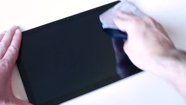 Parmak izlerini mikrofiber bezle temizleme tableti - Video, Çekim