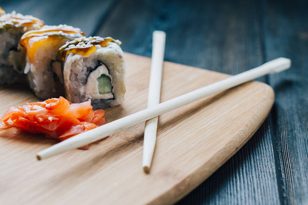 cucina giapponese sushi salsa bacchette legno bordo - Foto, immagini