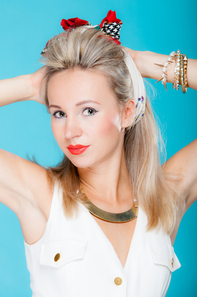 Портрет красивой блондинки в стиле ретро на голубом фоне
 - Фото, изображение