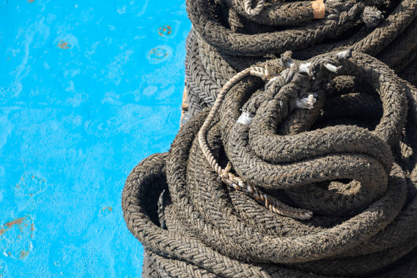 Corde enroulée pour l'amarrage à bord du ferry pendant le voyage. Archipel des Cyclades, Grèce. - Photo, image