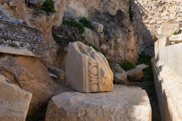 Säulenfragment in den Ruinen des Palastes von König Herodes - Herodium in der jüdischen Wüste in Israel - Foto, Bild