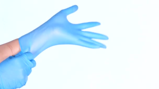 lékař nosí lékařské latexové rukavice izolované na bílém  - Záběry, video