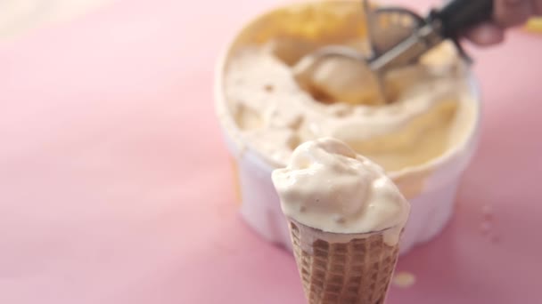 ручной сбор мороженого ложкой из миски  - Кадры, видео