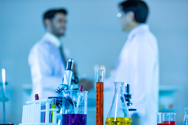 Laboratorní výzkum - Vědecké sklo s rozmazaným vědec výzkum zázemí. - Fotografie, Obrázek