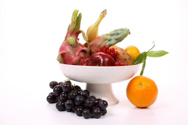 フルーツ皿にいくつかの果物の組成 - 写真・画像
