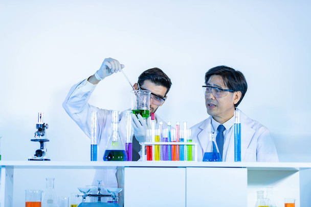 Ομάδα ερευνητών που αναλύει δεδομένα πειραμάτων νέας γενιάς εμβολίων. Εργάζονται σε ένα σύγχρονο εργαστήριο / Ιατρικό κέντρο. - Φωτογραφία, εικόνα
