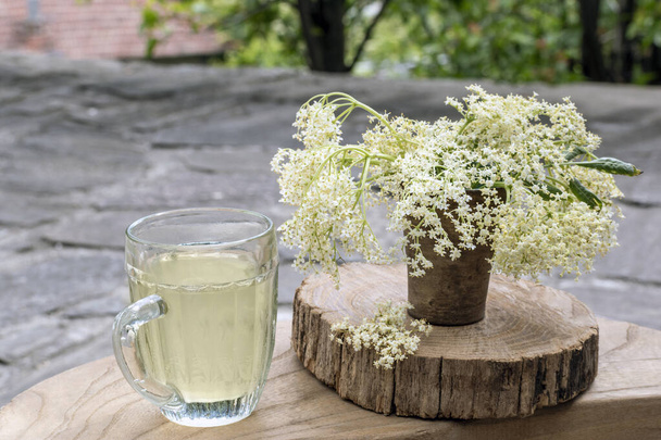 Λεμονάδα σαμπούκους και άνθη γερακιού σε ξύλινο τραπέζι. Φρέσκα μούρα - σιρόπι Sambucus nigra. Σπιτικό ποτό για μεγάλα λουλούδια. Υγιή έννοια των φυσικών τροφίμων και ποτών. Παραδοσιακός τρόπος ζωής. Αντιγραφή χώρου - Φωτογραφία, εικόνα