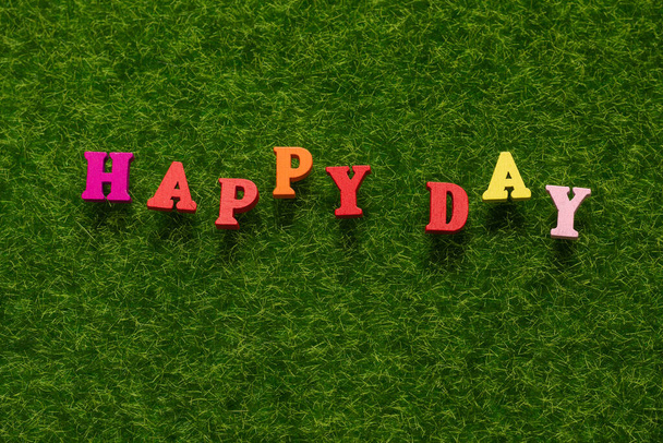 Щасливий день текст на зеленій траві
.  - Фото, зображення