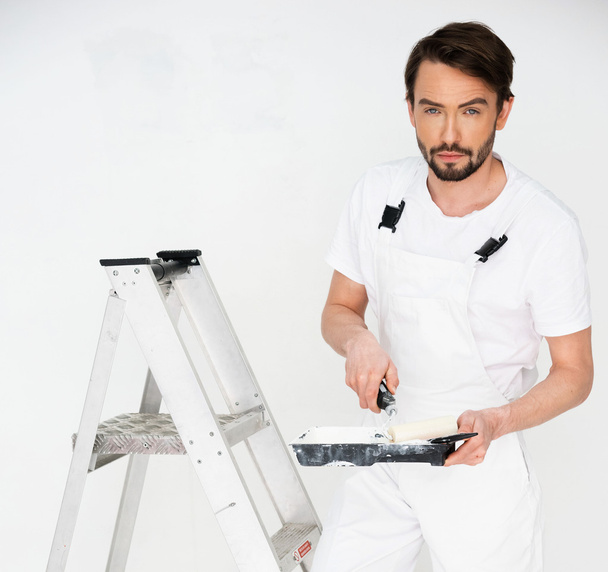 Maler, der auf einer Leiter steht - Foto, Bild