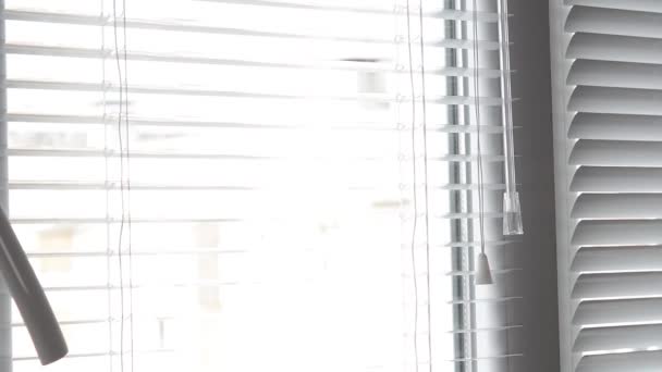 Mano femenina abierta y cerrar persianas ventana - Imágenes, Vídeo