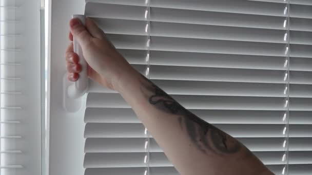 Egy nő nyitott és zárt fehér műanyag ablak a fogantyú. - Felvétel, videó