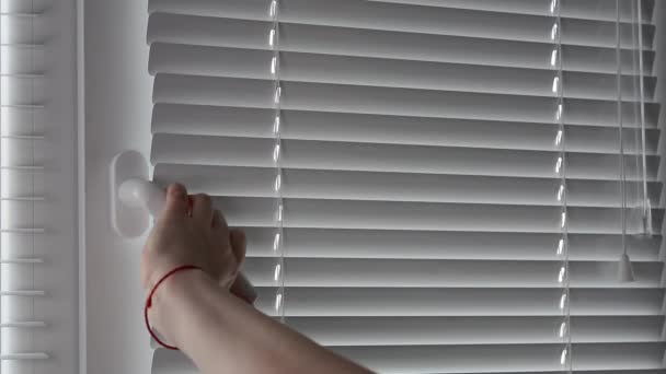 Egy nő nyitott fehér műanyag ablak a fogantyú. - Felvétel, videó