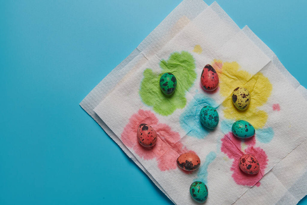 huevos para colorear en diferentes colores para Pascua - Foto, Imagen