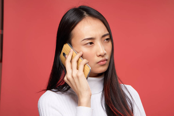 женщина азиатская внешний вид общения по телефону хорошо технологии образа жизни изолированный фон - Фото, изображение