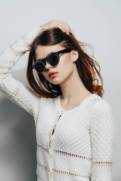 nő visel napszemüveg laza haj stúdió divat - Fotó, kép