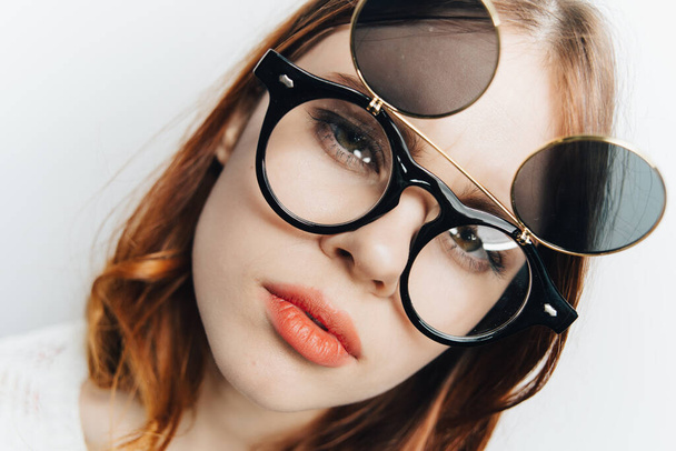 mujer bonita cara primer plano gafas de moda cosméticos aspecto atractivo - Foto, Imagen