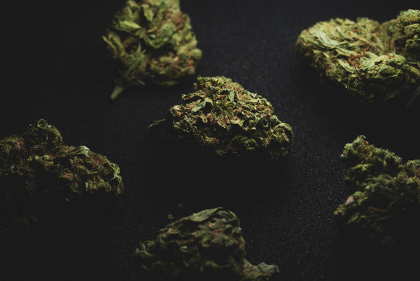 Macro gros plan portrait de Sweet Island Cannabis Marijuana Dry Buds, focu sélectif - Photo, image