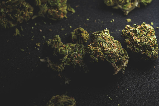 Macro primer plano retrato de Sweet Island Cannabis Marihuana Dry Buds, focu selectivo - Foto, Imagen