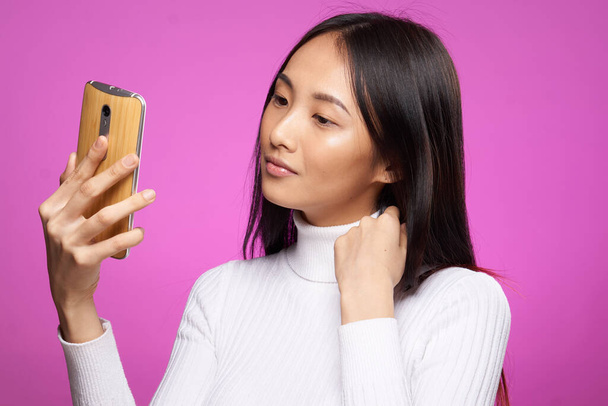 hezká žena asijské vzhled telefon v ruce komunikační technologie oříznutý pohled - Fotografie, Obrázek