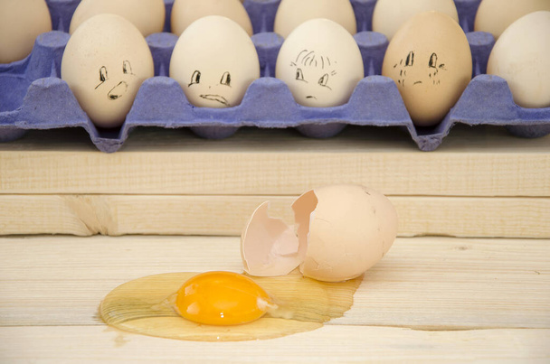 Lustiges Bild zerbrochenes Ei und ein Gesicht auf Eiern - Foto, Bild