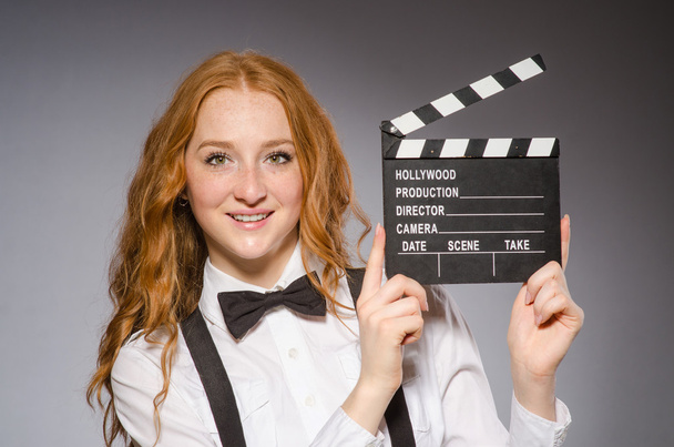 Fiatal nő filmtáblával   - Fotó, kép