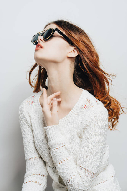 Женщина в белом свитере в солнцезащитных очках студия моды - Фото, изображение