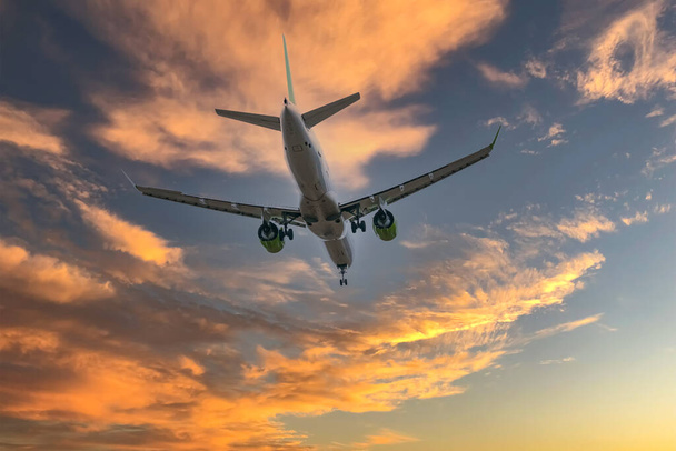 Lentokone taivaalla auringonnousun tai auringonlaskun aikaan - Valokuva, kuva