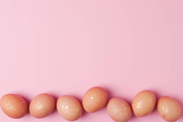 Velikonoční béžová vejce na růžovém pozadí. Plocha, kopírovací prostor. - Fotografie, Obrázek