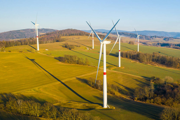 Panoramisch uitzicht op windpark of windpark, met hoge windturbines voor de opwekking van elektriciteit met kopieerruimte. Concept groene energie. - Foto, afbeelding