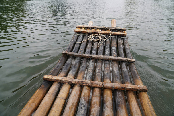 μπαμπού βάρκα βόλτα μεταξύ Karst λόφους στο ποτάμι Yulong, Yangshuo Κίνα - Φωτογραφία, εικόνα