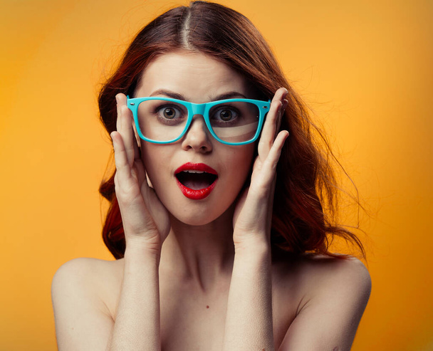 mujer con hombros desnudos gafas azules pelo rojo vista recortada - Foto, Imagen