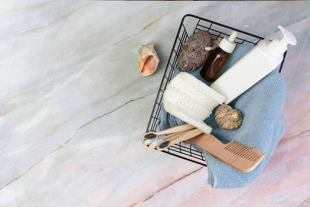 Selfcare-Set für Körper, Haare, Gesicht, Duschzubehör in einem Korb auf einem Marmorhintergrund. Konzept Zero Waste, nachhaltig. Kopierraum. flache Lage - Foto, Bild