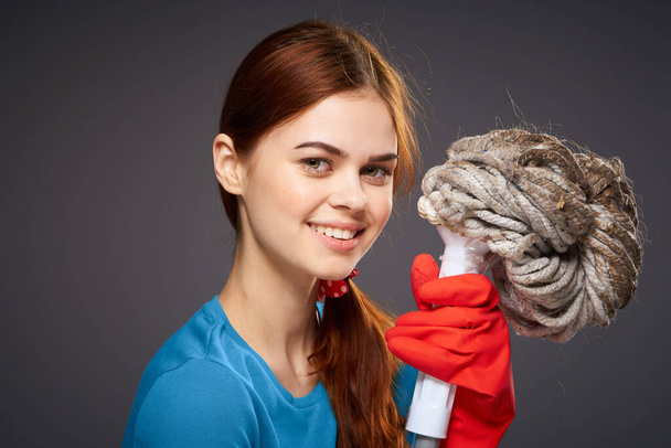 señora de la limpieza profesional con una fregona en el servicio de la mano - Foto, imagen