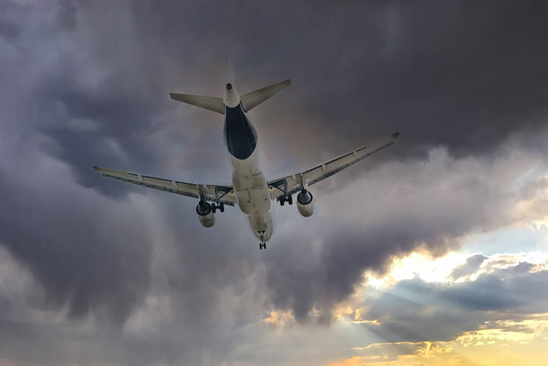 Aereo nel cielo del tramonto volo viaggio trasporto aereo concetto di fondo.. - Foto, immagini