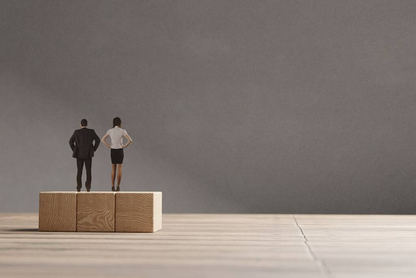 Miniatur-Mann und -Frau stehen auf den Holzklötzen. Das Konzept der Chancengleichheit für die Geschlechter. - Foto, Bild