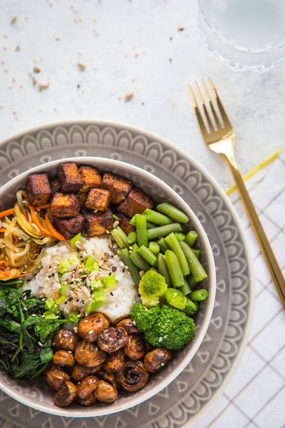 Pilav, mantar, ıspanak, tofu ve yeşil fasulyeli bir Budist kasesinde sağlıklı sebze yemeği.. - Fotoğraf, Görsel