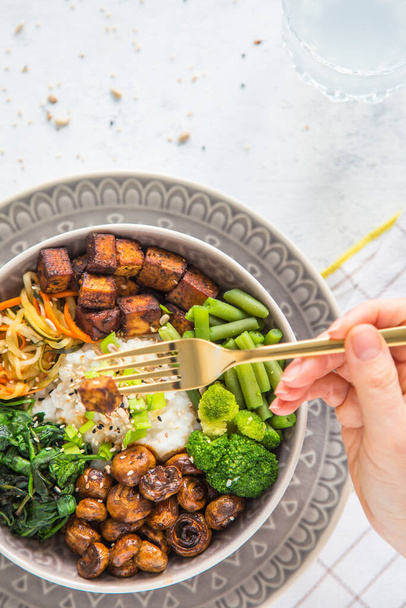 Здоровий овочевий обід у буддійській мисці з рисом, грибами, шпинахом, тофу та зеленими бобами.. - Фото, зображення