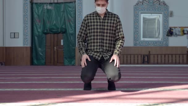 Maskierte junge Betende in Moschee - Filmmaterial, Video