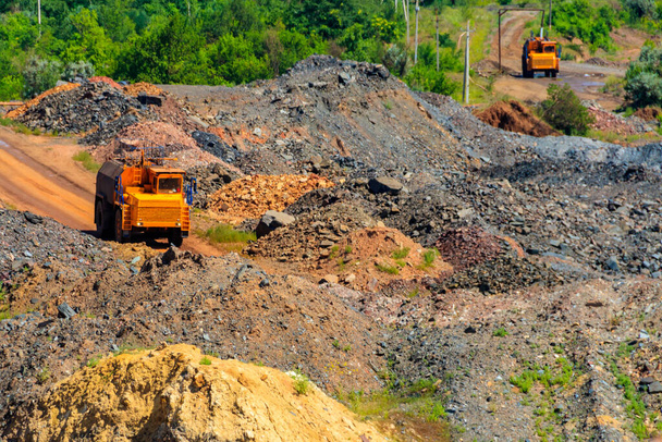 Camion pesante che lavora nella cava di minerale di ferro - Foto, immagini