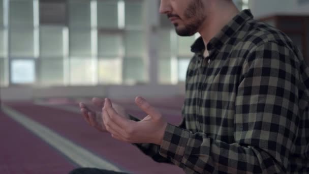 Junger Mann betet in Moschee - Filmmaterial, Video