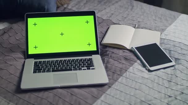 Πράσινη οθόνη με δείκτες εντοπισμού στο laptop. - Πλάνα, βίντεο