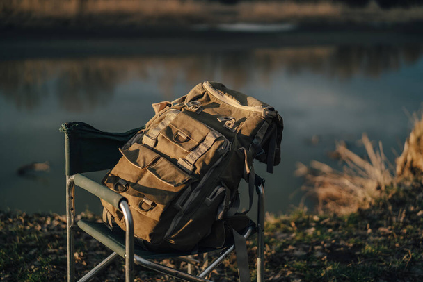 batohem taška skládací židle příroda jezero cestování venkovní - Fotografie, Obrázek